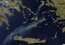 Φωτογραφία από NASA: Ο καπνός από τη φωτιά στη Χίο έφτασε στη Κρήτη