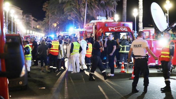 Γαλλία: Τουλάχιστον 80 νεκροί στην επίθεση στη Νίκαια Γαλλία: Τουλάχιστον 80 νεκροί στην επίθεση στη Νίκαια