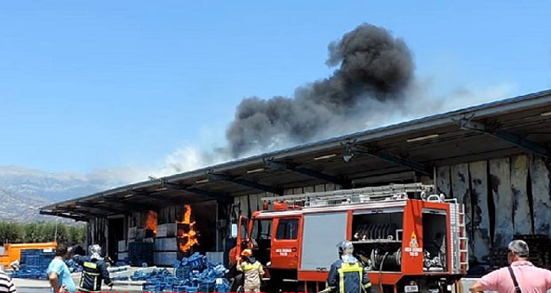 Τυμπάκι: Καταστράφηκε από την πυρκαγιά το συσκευαστήριο αγροτικών προϊόντων