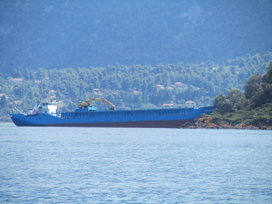 ploio-prosaraxe-sto-nisaki-strongyli-apenanti-apo-ta-kamena-vourla-40409