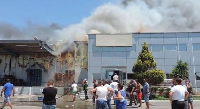 Πυρκαγιά σε συσκευαστήριο αγροτικών προϊόντων στο Τυμπάκι Πυρκαγιά σε συσκευαστήριο αγροτικών προϊόντων στο Τυμπάκι