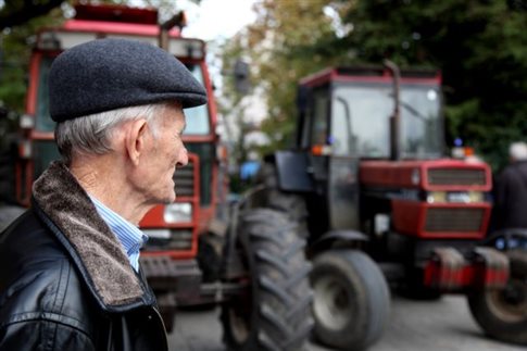 Με βάση τα εισοδήματα του 2015 θα πληρώσουν εισφορές το 2017 οι αγρότες