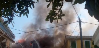 Καίγονται σπίτια στο κέντρο της Λευκάδας