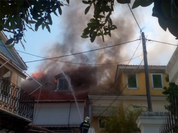 Καίγονται σπίτια στο κέντρο της Λευκάδας