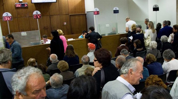 Στα γκισέ των τραπεζών για την εξισωτική από σήμερα οι αγρότες Στα γκισέ των τραπεζών για την εξισωτική από σήμερα οι αγρότες