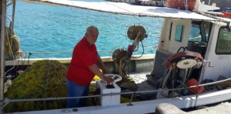 Αλιεία και τουρισμός, με φόντο τη Σπιναλόγκα
