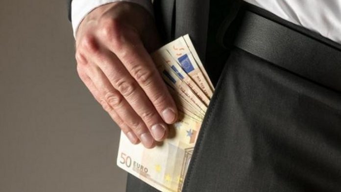Εκτός υπουργείου Αγροτικής Ανάπτυξης ο υπάλληλος που κατηγορήθηκε για δωροληψία Εκτός υπουργείου Αγροτικής Ανάπτυξης ο υπάλληλος που κατηγορήθηκε για δωροληψία