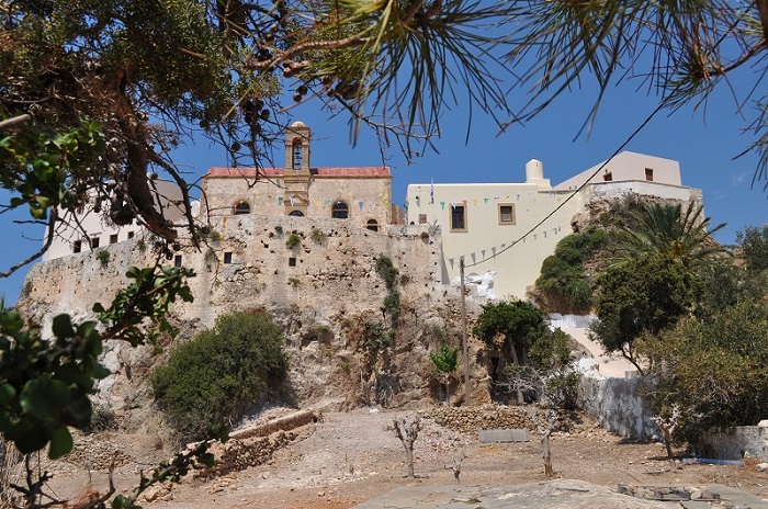 Μονή Χρυσοσκαλίτισσας: Άμμος, κοχύλια, κέδροι και το χρυσό σκαλί