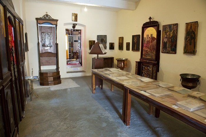 Μονή Χρυσοσκαλίτισσας: Άμμος, κοχύλια, κέδροι και το χρυσό σκαλί