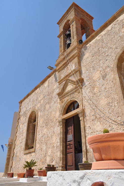 Μονή Χρυσοσκαλίτισσας: Άμμος, κοχύλια, κέδροι και το χρυσό σκαλί