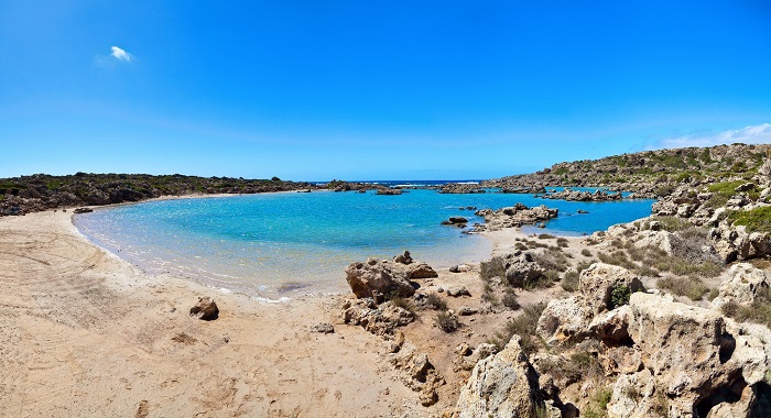 Μονή Χρυσοσκαλίτισσας: Άμμος, κοχύλια, κέδροι και το χρυσό σκαλί