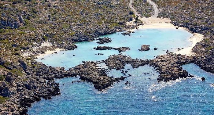 Μονή Χρυσοσκαλίτισσας: Άμμος, κοχύλια, κέδροι και το χρυσό σκαλί