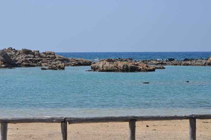 Μονή Χρυσοσκαλίτισσας: Άμμος, κοχύλια, κέδροι και το χρυσό σκαλί