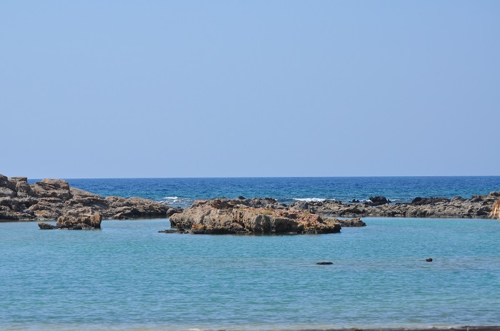 Μονή Χρυσοσκαλίτισσας: Άμμος, κοχύλια, κέδροι και το χρυσό σκαλί