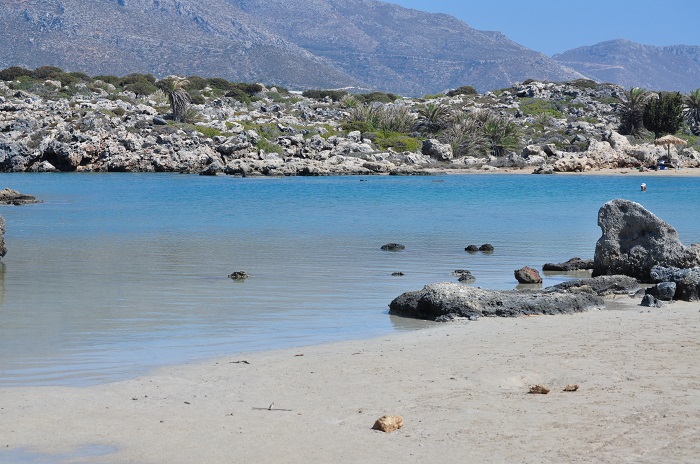 Μονή Χρυσοσκαλίτισσας: Άμμος, κοχύλια, κέδροι και το χρυσό σκαλί