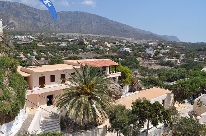 Μονή Χρυσοσκαλίτισσας: Άμμος, κοχύλια, κέδροι και το χρυσό σκαλί