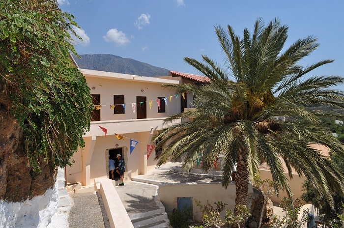 Μονή Χρυσοσκαλίτισσας: Άμμος, κοχύλια, κέδροι και το χρυσό σκαλί