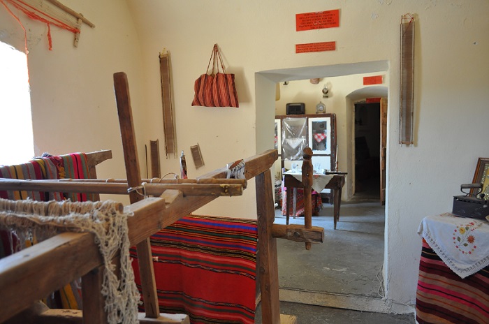 Μονή Χρυσοσκαλίτισσας: Άμμος, κοχύλια, κέδροι και το χρυσό σκαλί