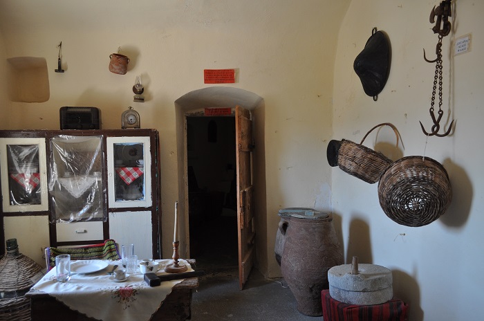 Μονή Χρυσοσκαλίτισσας: Άμμος, κοχύλια, κέδροι και το χρυσό σκαλί