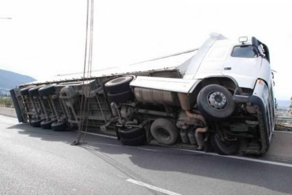 Ανετράπη φορτηγό που μετέφερε τρακτέρ