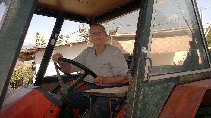 Η Μέλη, τα χωράφια και το… δίκαννο 