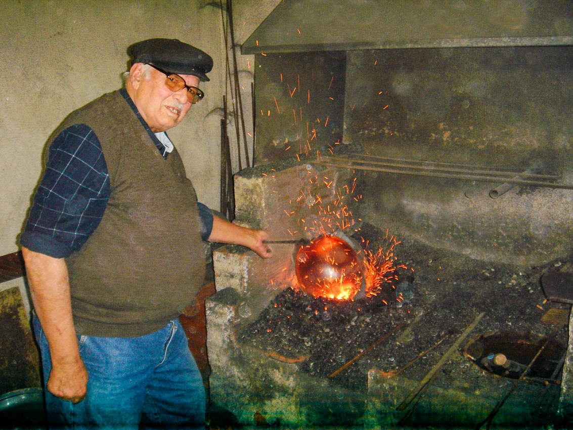 Ο Γιάννης Καραματσούκας, άνοιξε το δικό του Κωδωνοποιείο το 1952 Η μελωδία των αμνών