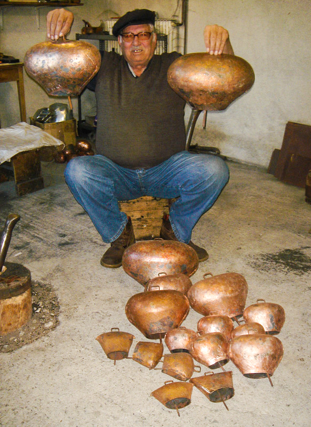 Ένας μηχανικός που φτιάχνει κουδούνια Η μελωδία των αμνών