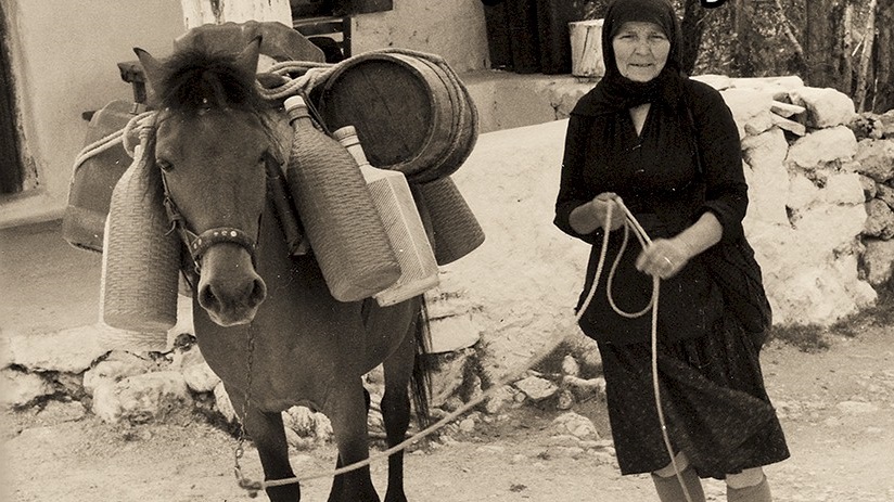 Οι αγρότισσες δεν κάνουν μισές δουλειές...