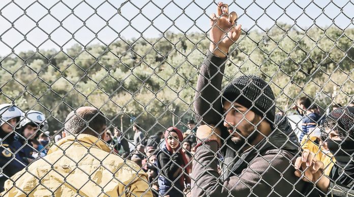 Το οξύµωρο είναι ότι οι άνθρωποι αυτοί θα είχαν δικαίωµα εργασίας, αν δεν είχε πραγµατοποιηθεί η διαδικασία της επίσηµης προκαταγραφής και απλώς τους είχε δοθεί έγγραφο αναβολής αποµάκρυνσης από τη χώρα έως ότου ολοκληρωθεί η εξέταση του αιτήµατος ασύλου που έχουν υποβάλει Ορφανές χιλιάδες θέσεις εργασίας στον πρωτογενή τοµέα για τους έγκλειστους µετανάστες και πρόσφυγες Το οξύµωρο είναι ότι οι άνθρωποι αυτοί θα είχαν δικαίωµα εργασίας, αν δεν είχε πραγµατοποιηθεί η διαδικασία της επίσηµης προκαταγραφής και απλώς τους είχε δοθεί έγγραφο αναβολής αποµάκρυνσης από τη χώρα έως ότου ολοκληρωθεί η εξέταση του αιτήµατος ασύλου που έχουν υποβάλει Ορφανές χιλιάδες θέσεις εργασίας στον πρωτογενή τοµέα για τους έγκλειστους µετανάστες και πρόσφυγες