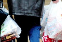 Έρχεται τέλος 5-10 ευρώ για τις πλαστικές σακούλες στα σούπερ μάρκετ