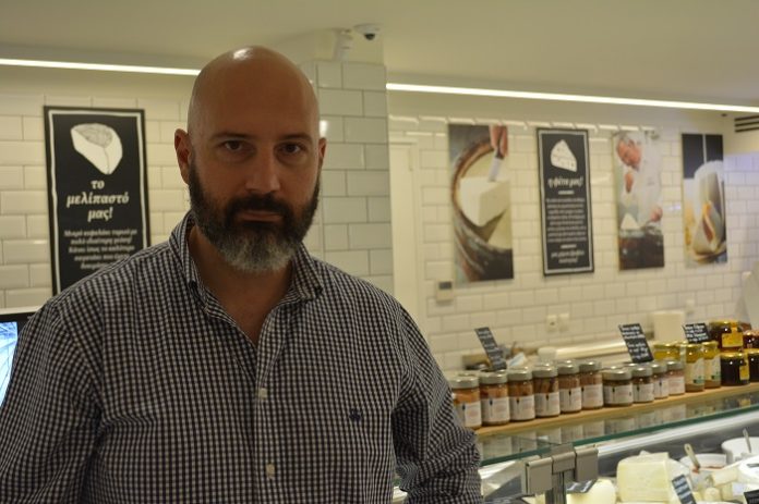 Κυριάκος Κωσταρέλος: Παλαιωμένη φέτα όπως παλαιωμένο ουίσκι Κυριάκος Κωσταρέλος: Παλαιωμένη φέτα όπως παλαιωμένο ουίσκι