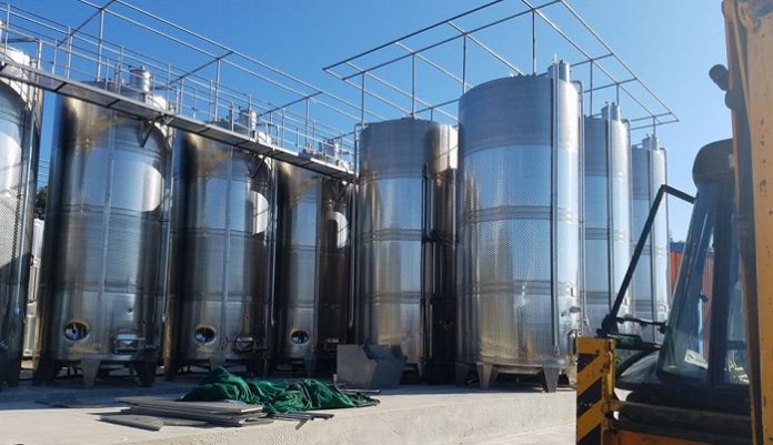 Απαιτείται χρόνος και χρήμα για την αδειοδότηση αποσταγματοποιείου Απαιτείται χρόνος και χρήμα για την αδειοδότηση αποσταγματοποιείου
