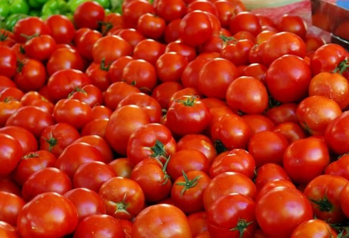 Δέσμευση 810 κιλών ντομάτας χωρίς σήμανση στον Πειραιά Δέσμευση 810 κιλών ντομάτας χωρίς σήμανση στον Πειραιά