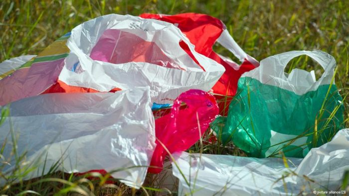 plastikes-sakoules-tha-kostizei-o-koukos-aidoni-67499