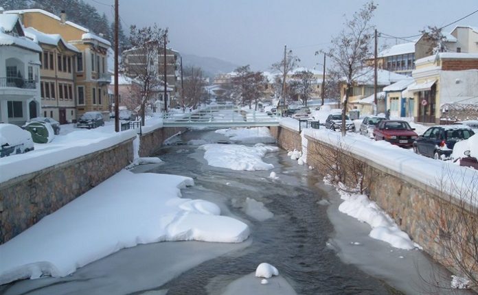 Φλώρινα: Mε φορτηγά μεταφέρουν το χιόνι από το κέντρο της πόλης