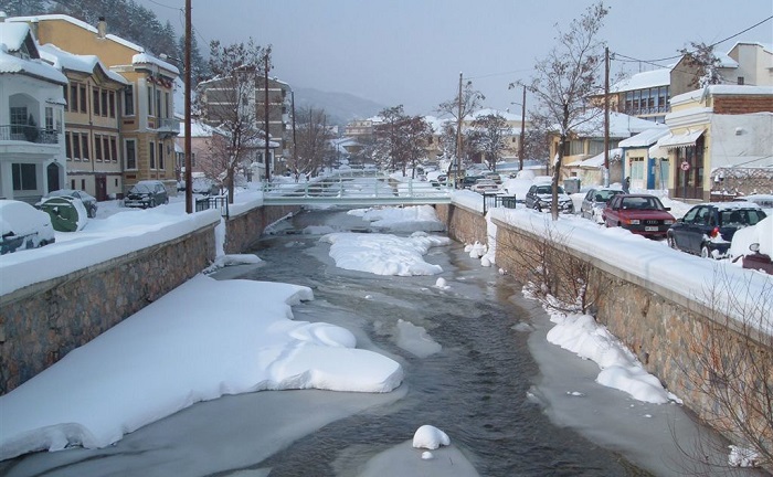 florina-me-fortiga-metaferoun-to-chioni-apo-to-kentro-tis-polis-73188