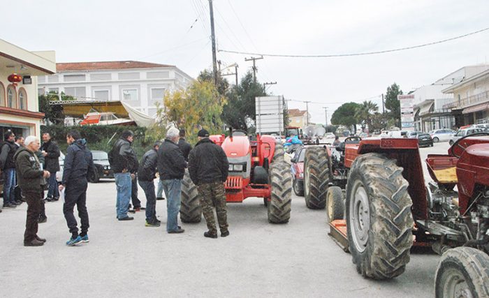 zakynthos-sygkentrosi-agroton-me-trakter-sto-komvo-tis-loubas-72281