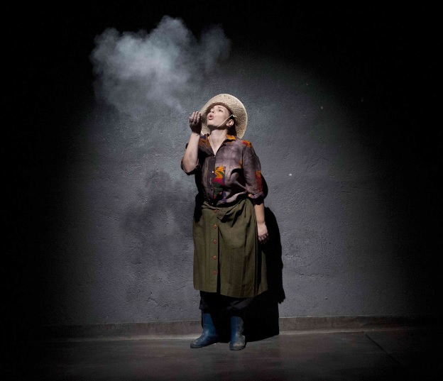 «Από πρώτο χέρι»: Παρατείνεται η επιτυχημένη διαδρομή της παράστασης για τα καπνά