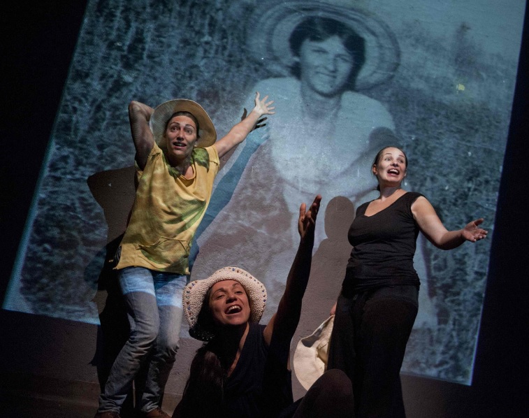 «Από πρώτο χέρι»: Παρατείνεται η επιτυχημένη διαδρομή της παράστασης για τα καπνά