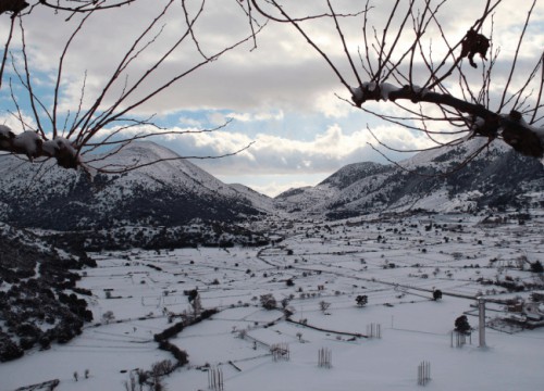 chionise-sta-oreina-se-trikala-kai-florina-kataptoseis-vrachon-apo-tin-kakokairia-70729