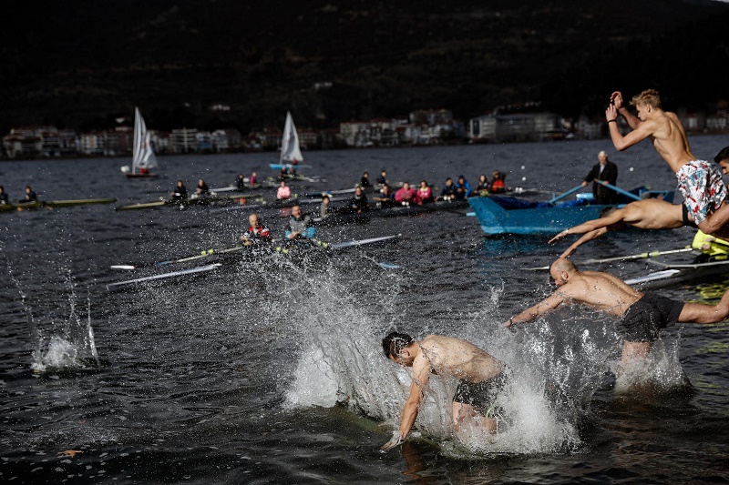 Θεοφάνεια: Βουτιές σε παγωμένα νερά μέχρι και -40 (Φωτό)