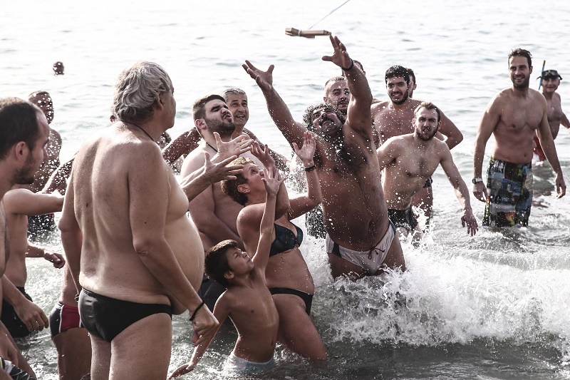 Θεοφάνεια: Βουτιές σε παγωμένα νερά μέχρι και -40 (Φωτό)