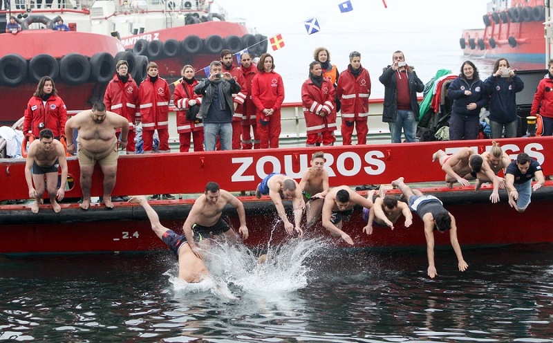 Θεοφάνεια: Βουτιές σε παγωμένα νερά μέχρι και -40 (Φωτό)