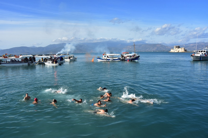 Θεοφάνεια: Βουτιές σε παγωμένα νερά μέχρι και -40 (Φωτό)