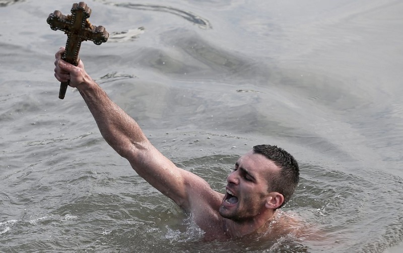 Θεοφάνεια: Βουτιές σε παγωμένα νερά μέχρι και -40 (Φωτό)