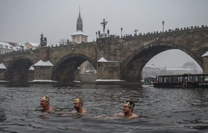 Θεοφάνεια: Βουτιές σε παγωμένα νερά μέχρι και -40 (Φωτό)