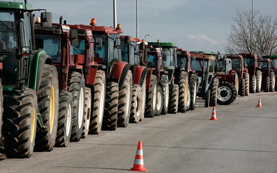 karditsa-trakter-apo-agroktinotrofous-ston-komvo-tou-delta-ston-e65-73132