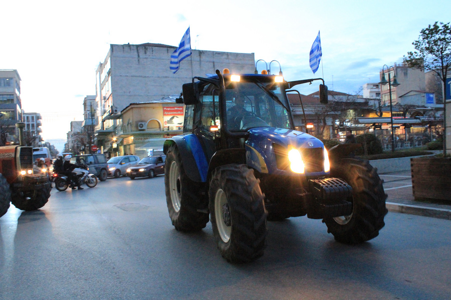 bikan-sti-larisa-ta-trakter-plori-gia-ta-tebi-vazoun-oi-agrotes-tis-nikaias-74000