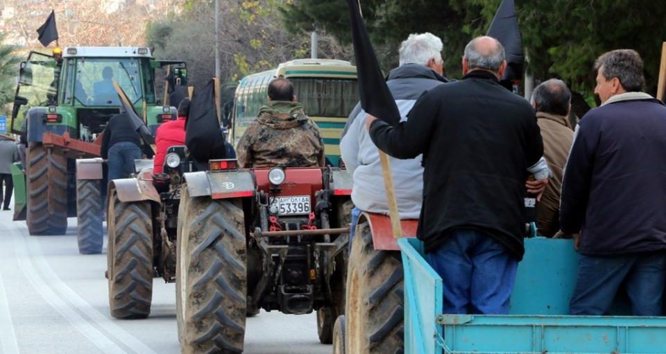 kleisti-gia-dyo-ores-apo-tous-agrotes-i-ethniki-odos-sto-aigio-74111