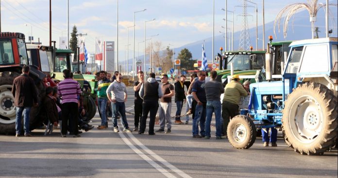 Να κλείσουν τον κόμβο του Πλατύκαμπου προγραμματίζουν οι αγρότες